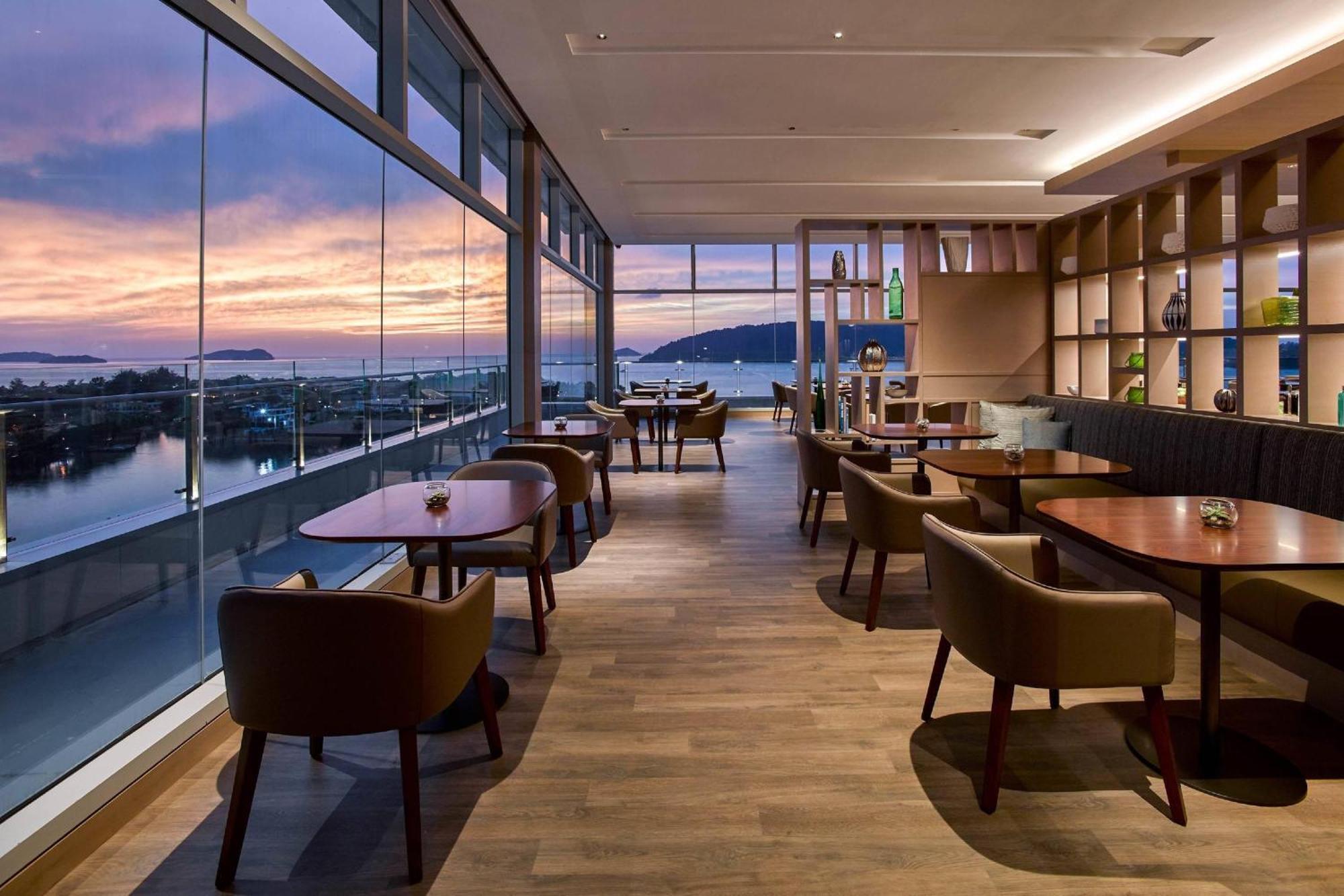 فندق كوتا كينابالو ماريوت المظهر الخارجي الصورة The Club lounge at Phuket International Airport