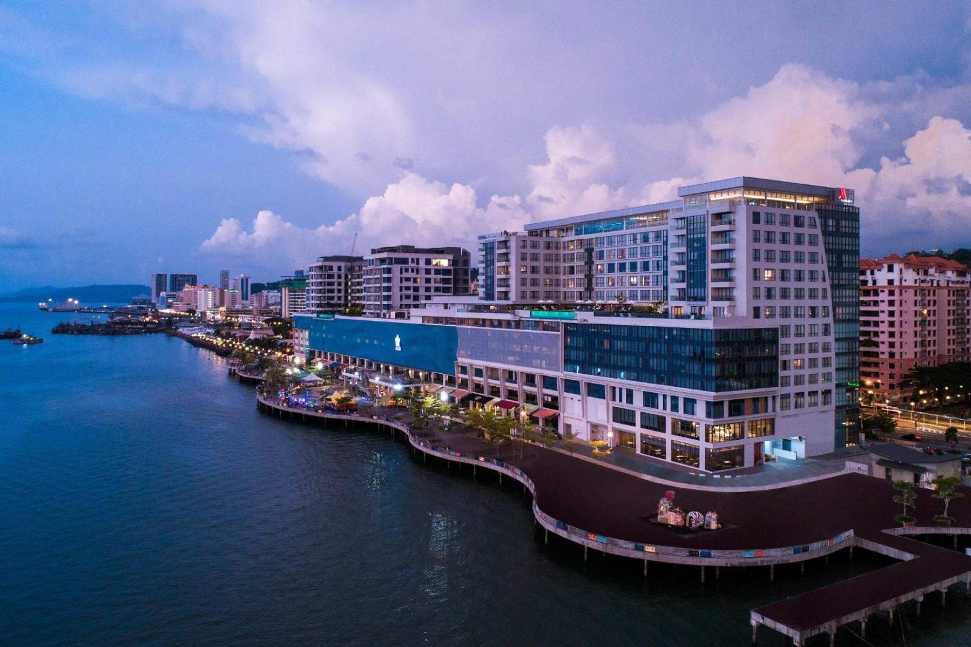 فندق كوتا كينابالو ماريوت المظهر الخارجي الصورة The hotel at dusk